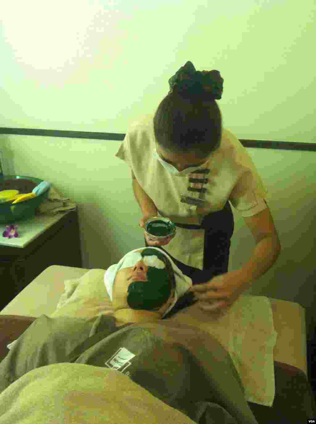 Spirulina is applied for a facial treatment in a Bangkok hotel's spa, Sept. 24, 2013. (S.L. Herman/VOA)