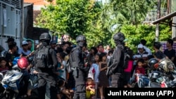 Anggota polisi anti-terorisme Densus 88 dalam aksi penggeledahan sebuah rumah di Surabaya, Jawa Timur, pada 19 Juni 2017. (AFP/JUNI KRISWANTO/ilustrasi)