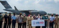 Menteri Pertahanan RI Prabowo Subianto dan beberapa pejabat ikut menyaksikan kedatangan 500 ventilator bantuan pemerintah AS di bandara Halim, Jakarta hari Minggu 30/8 (foto: Kedubes AS di Jakarta).