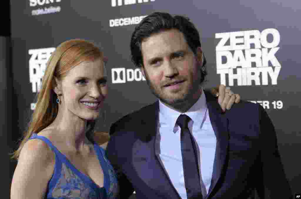 Aktris Jessica Chastain dan actor Edgar Ramirez tiba di penayangan perdana film &quot;Zero Dark Thirty&quot; di Dolby Theatre,&nbsp;Los Angeles, California (10/12/2012). (Invision/AP)&nbsp;