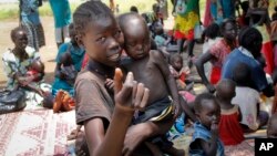 Des sud-soudanais sont réunis dans une clinique de l'Unicef, le 16 septembre 2016.