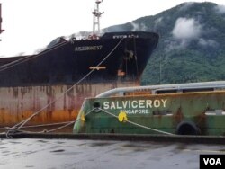 지난 5월 미국령 사모아 파고파고 항만에 정박해 있는 와이즈 어네스트호의 앞부분이 벌겋게 부식돼 있다.
