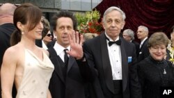 2002年3月24日洛杉矶第74届奥斯卡金像奖： 影片《美丽心灵》制片人布莱恩·格雷泽（左二）与约翰·福布斯·纳什和他的妻子艾丽西亚（右）