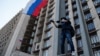 Донецк: на здании обладминистрации вывешен российский флаг