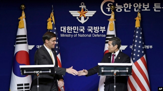 Bộ trưởng Quốc phòng Mỹ Mark Esper, trái, và BTQP Hàn quốc Jeong Kyeong-doo,tại cuộc họp báo chung hôm thứ Sáu, 15/11/2019. (Jung Yeon-je/Pool Photo via AP)