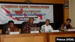 Seminar Hasil Penelitian Pusat Studi Kebumian, Bencana dan Perubahan Iklim ITS Surabaya, di Rektorat ITS, 6 Agustus 2015 (Foto: VOA/Petrus Riski).