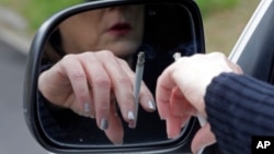 미국 앨라배마주 하이엔빌 시에서 한 여성 운전자가 트럭을 몰며 담배를 피고 있다. (자료사진)