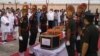 在印度巴特纳市举行的丧礼仪式上印度军队士兵站在中印边界冲突中死亡的士兵的棺木两侧。（2020年6月17日）
