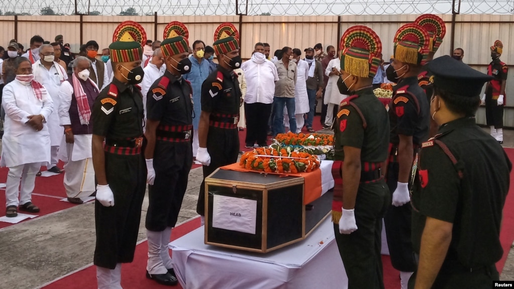 印軍士兵站在死難袍澤的棺木前（2020年6月17號）。