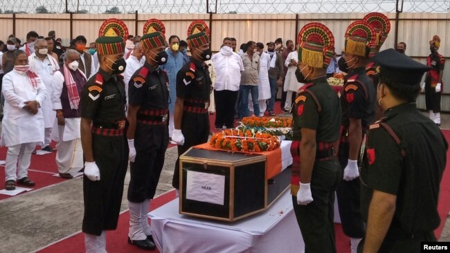 在印度巴特纳市举行的丧礼仪式上印度军队士兵站在中印边界冲突中死亡的士兵的棺木两侧。（2020年6月17日）