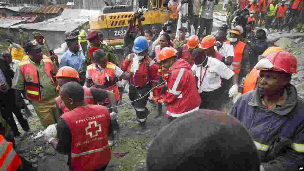 Les secouristes essaient de libérer une femme &nbsp;dans les décombres du bâtiment effondré a Nairobi , le 5 mai 2016 .