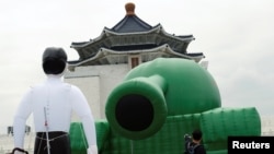 台灣民眾參觀台北自由廣場中正紀念堂前為紀念六四事件30週年擺放的一個中國軍隊的坦克氣球。 （2019年5月21日）