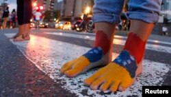 Manifestantes antigubernamentales marchan descalzos por las calles de Caracas, en penitencia de Semana Santa por la crisis venezolana.