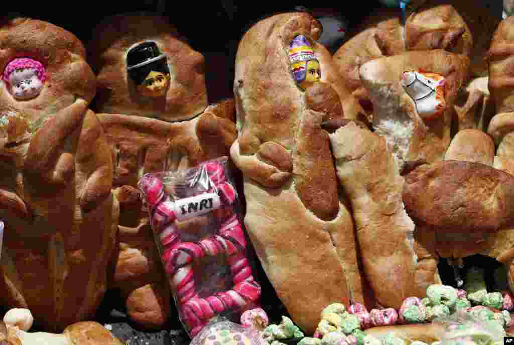 Traditional &quot;Tantawawas&quot; bread shaped like children sit on a grave as a Day of the Dead offering at the Villa Ingenio cemetery in El Alto, Bolivia, Monday, Nov. 2, 2020. (AP Photo/Juan Karita)