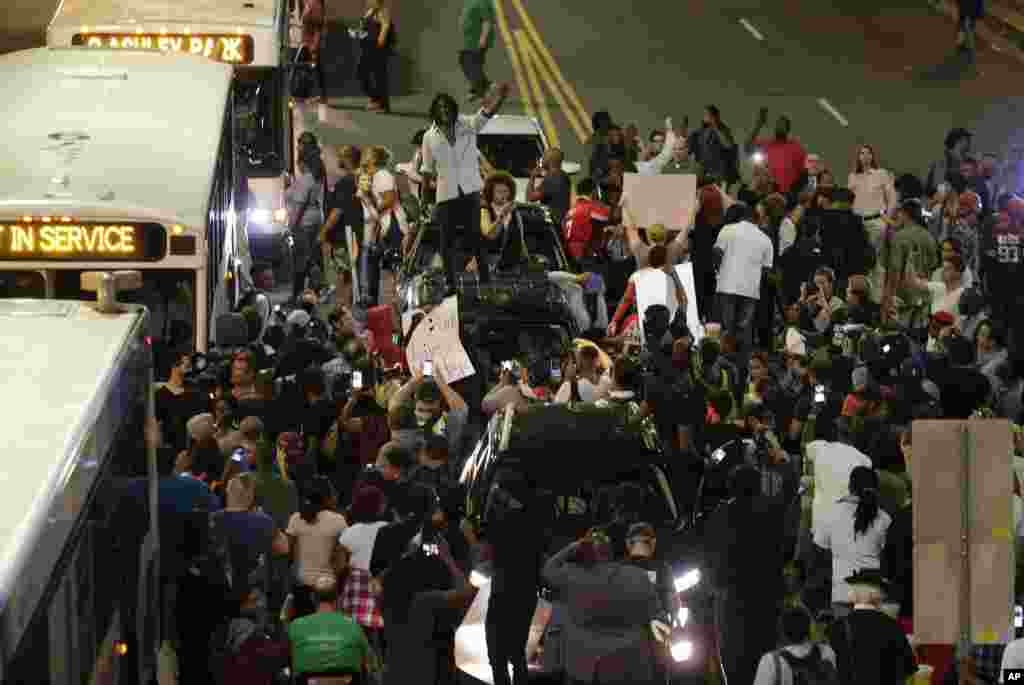 Demonstrasi menentang penembakan Keith Lamont Scott oleh polisi di Charlotte, North Carolina (21/9). (AP/Chuck Burton)