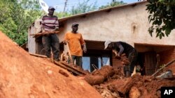 Dzimba dzakawanda dzakaparadzwa nemvura, dzimwe dzichisara dzazara nevhu zvichitevera mafashamu eCyclone Idai akarova Chimanimani neChipinge.