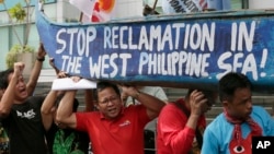 Những người biểu tình bên ngoài Lãnh sự quán Trung Quốc tại thành phố Makati, phía đông Manila, Philippines, tháng 7/2015.