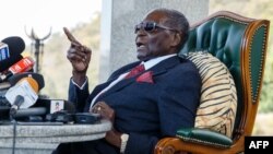 L'ancien président du Zimbabwe, Robert Mugabe, lors d'une conférence de presse dans sa résidence "Blue Roof", à Harare, le 29 juillet 2018.