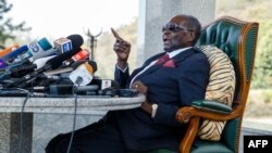 L'ancien président du Zimbabwe, Robert Mugabe, prend la parole lors d'une conférence de presse tenue dans sa résidence "Blue Roof", à Harare, le 29 juillet 2018.