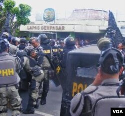 Para polisi saat melakukan persiapan evakuasi para narapidana di Lapas Kerobokan (23/2).