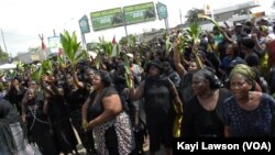 Une manifestation des femmes à Lomé, Togo (29 novembre 2013) 