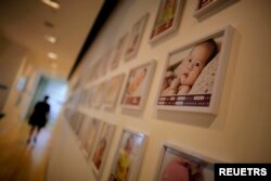 资料照：中国上海一名孕妇来到一家妇幼医院。（2014年9月12日）