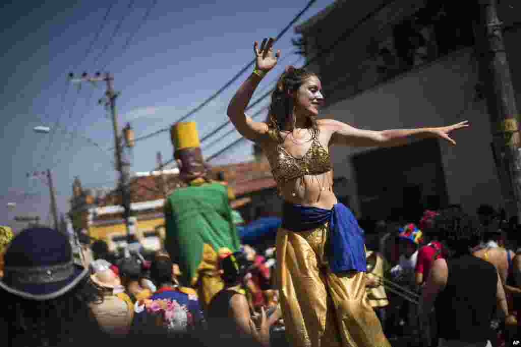 Sempre há vários pequenos desfiles mesmo antes das grandes escolas de samba tomarem a atenção.