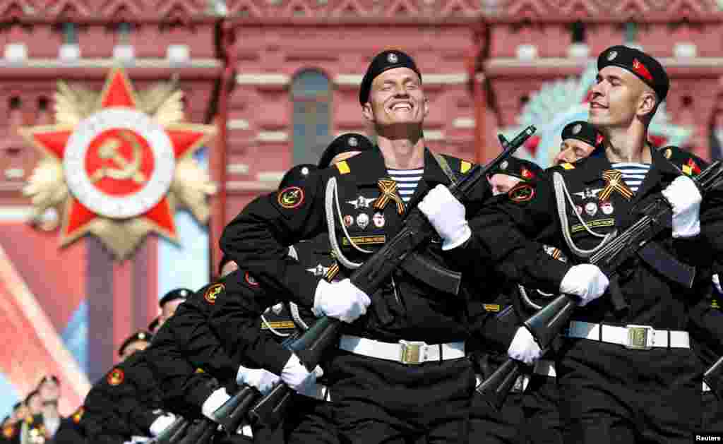 Soldados russos desfilam na parada do Dia da Vitória, na Praça Vermelha em Moscovo, assinalando o 71&ordm; aniversário da vitória contra a Alemanha nazi.