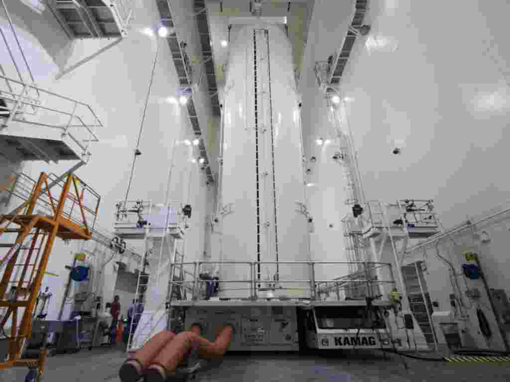 El transbordador espacial Atlantis, OV-104, se prepara para su lanzamiento desde el Centro Kennedy de la NASA en Florida.