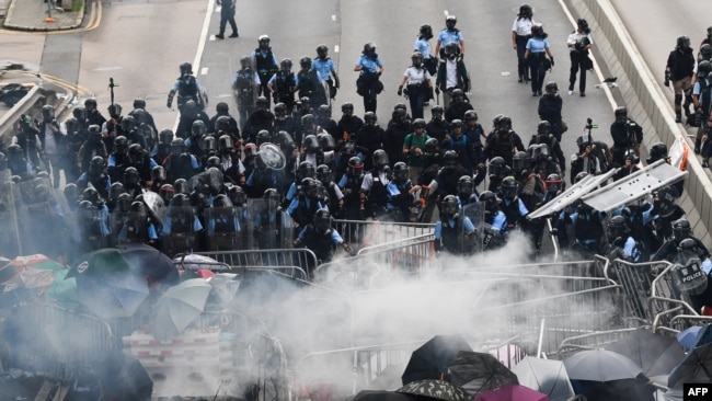 数万抗议民众包围香港立法会，香港警方与抗议者发生冲突。(2019年6月12日)