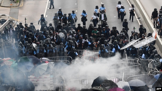 数万抗议民众包围香港立法会,香港警方与抗议者发生冲突。(2019年6月12日)