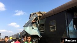 Des personnes rassemblées à la station de Khroshid où deux trains sont entrés en collision à Alexandrie, Egypte, 11 août 2017. (Photo: REUTERS/Osama Nageb)