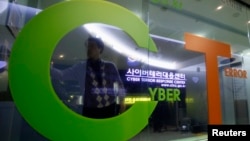 지난 2013년 3월 한국의 주요 언론사와 은행들이 북한의 소행으로 보이는 해킹 공격을 당했다. 당시 한국 사이버테러대응센터가 상황 파악을 위해 분주한 모습이다. (자료사진)