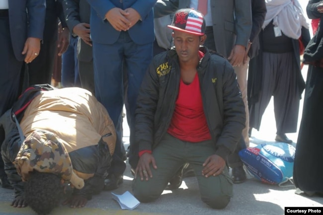 A Somali migrant from Libya kisses the ground at Mogadishu International Airport upon arriving back in the Somali capital, Feb. 17, 2018. (Somali Ministry of Information)