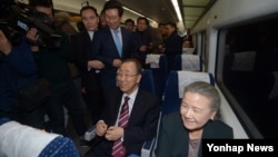 12일 인천국제공항을 통해 귀국한 반기문(가운데) 전 유엔사무총장이 부인 유순택(오른쪽) 여사와 함께 공항철도를 타고 서울역으로 이동하고 있다.