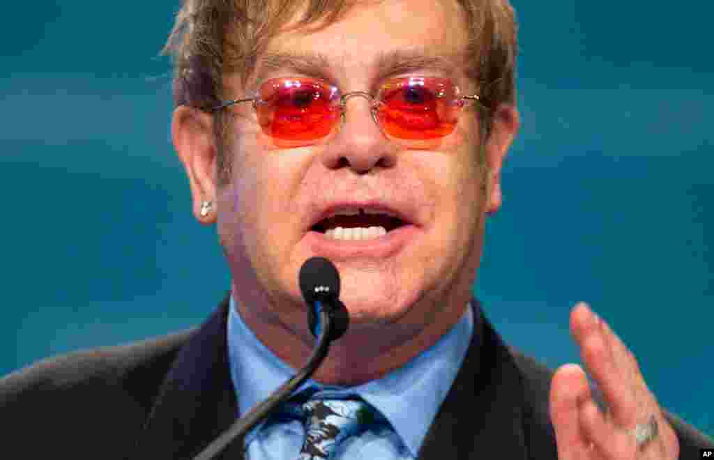 Ca sĩ Anh Elton John ph&aacute;t biểu trước hội nghị, 23/7/2012.
