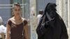 Bỉ thông qua luật cấm áo dài burqa