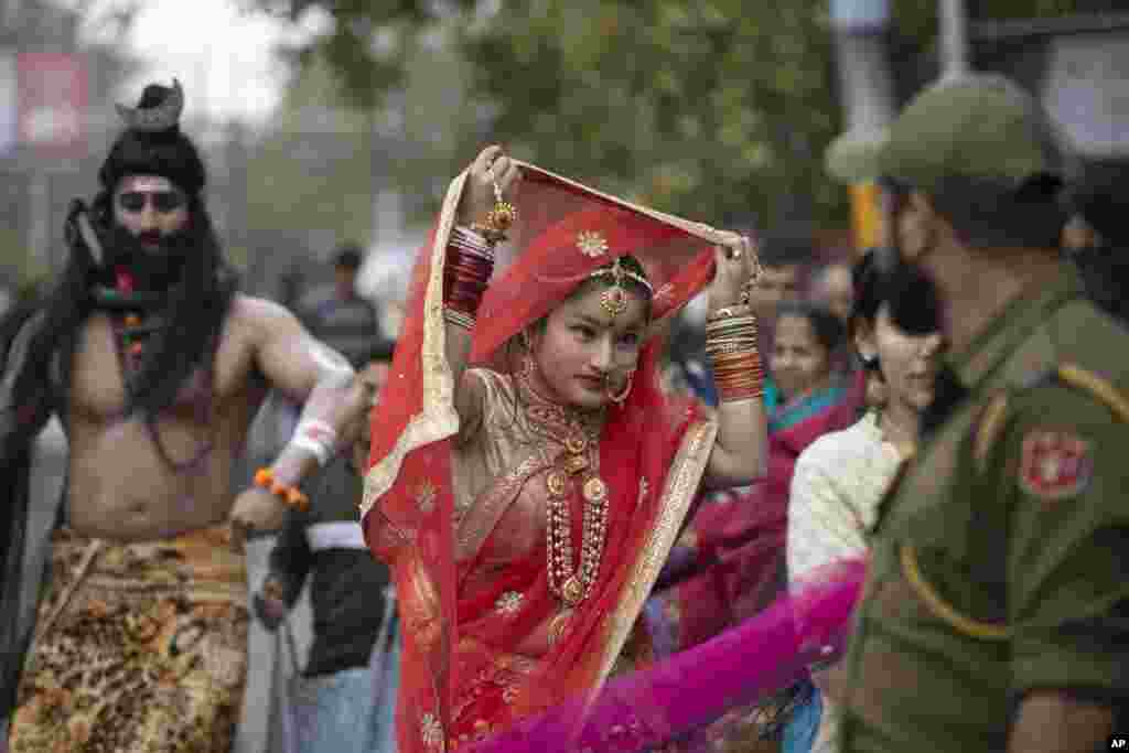گروهی از زوار&nbsp;در حاشیه یک مراسم مذهبی در جامو، در هند. فستیوال شیوارتری برای تکریم &laquo;شیوا&raquo; از خدایان اصلی هندوها برگزار می&zwnj;شود.&nbsp;