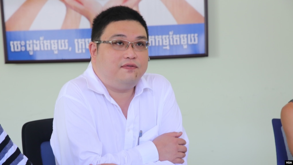 រូបឯកសារ៖ លោក ខេន លូ អគ្គលេខាធិការរបស់តំណាងសមាគមរោងចក្រកាត់ដេរនៅកម្ពុជាហៅកាត់ថា GMAC នៅក្នុងរោងចក្រមួយក្នុងទីក្រុងភ្នំពេញ កាលពីថ្ងៃទី២៨ ខែកក្កដា ឆ្នាំ២០១៦។ (VOA)