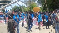 Polisi mengamankan seorang mahasiswa dalam unjuk rasa penolakan UU Cipta Kerja oleh mahasiswa Kota Palu yang berakhir bentrok dengan aparat keamanan. Kamis, 8 Oktober 2020. (Foto: VOA/Yoanes Litha)