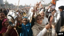 Hàng ngàn người thuộc liên minh đối lập biểu tình phản đối tham nhũng ở New Delhi, Ấn Độ, 22/12/2010