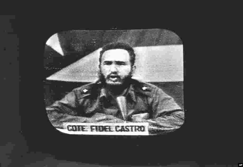 H&igrave;nh trong kho t&agrave;i liệu m&ocirc; tả Chủ tịch Fidel Castro h&ocirc;m 23/10/1962 phản ứng tr&ecirc;n đ&agrave;i ph&aacute;t thanh v&agrave; truyền h&igrave;nh Cuba trước việc Tổng thống Mỹ John F. Kennedy ra lệnh phong tỏa Cuba