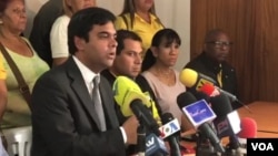 El legislador venezolano Ángel Alvarado enumeró en una conferencia de prensa las maniobras que ha hecho el gobierno en disputa de Nicolás Maduro para evadir las sanciones que les han impuesto países democráticos.