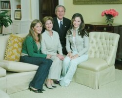 Jenna Bush, Ibu Negara Laura Bush, Presiden George W. Bush, dan Barbara Pierce Bush di Gedung Putih.