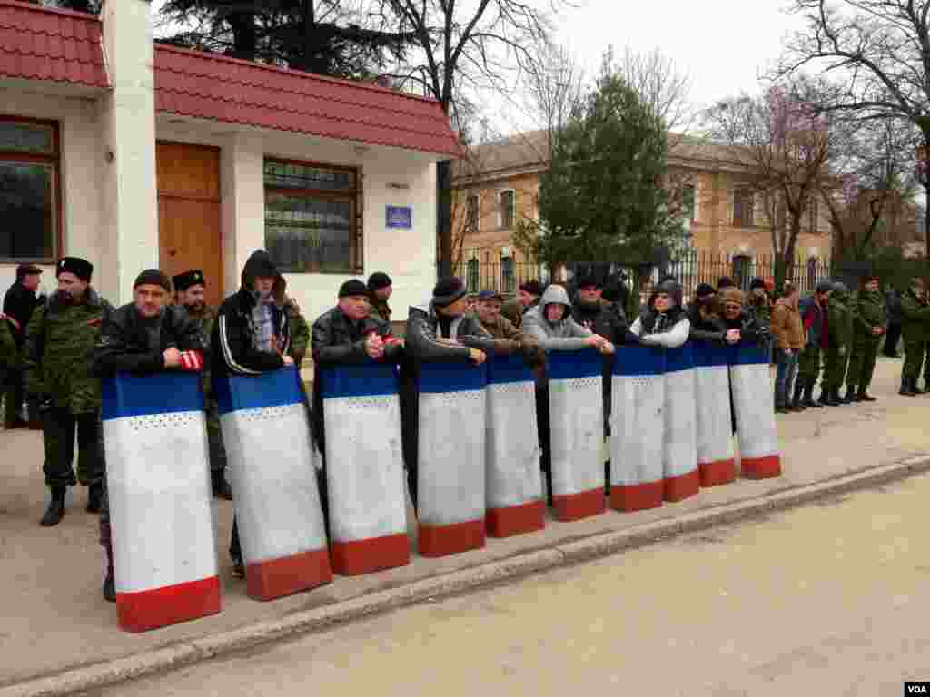 A Crimean self defense group with shields painted as the flag of the contested Ukrainian autonomous republic in Simferopol on March 2, 2014. (E. Arrott/VOA)