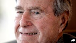 En julio de 2015, Bush se rompió una vértebra del cuello en una caída y en 2012 pasó las vacaciones navideñas en el mismo centro hospitalario, afectado por una bronquitis y una infección vírica que lo tuvieron ingresado mes y medio.