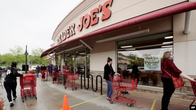 Khách hàng tôn trọng giản cách xã hội bên ngoài siêu thị Trade Joe tại Omaha, Nebraska.