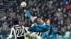 L'attaquant portugais du Real Madrid Cristiano Ronaldo marque sur une bicyclette lors du match aller de quart de finale de la Champions League contre la Juventus au stade Allianz de Turin, 3 avril 2018. 