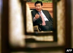 2000年2月23日中国福建省省长习近平在福州的政府大楼接受采访时回答记者提问。