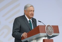 Presiden Meksiko Andres Manuel Lopez Obrador berbicara di depan parade militer tradisional untuk menandai peringatan dua abad Kemerdekaan Meksiko dari Spanyol, di alun-alun Zocalo di Mexico City, 16 September 2021. (Foto: Reuters)